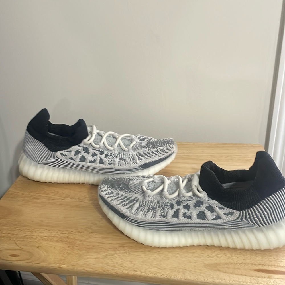 YZY 350 V2 CMPCT